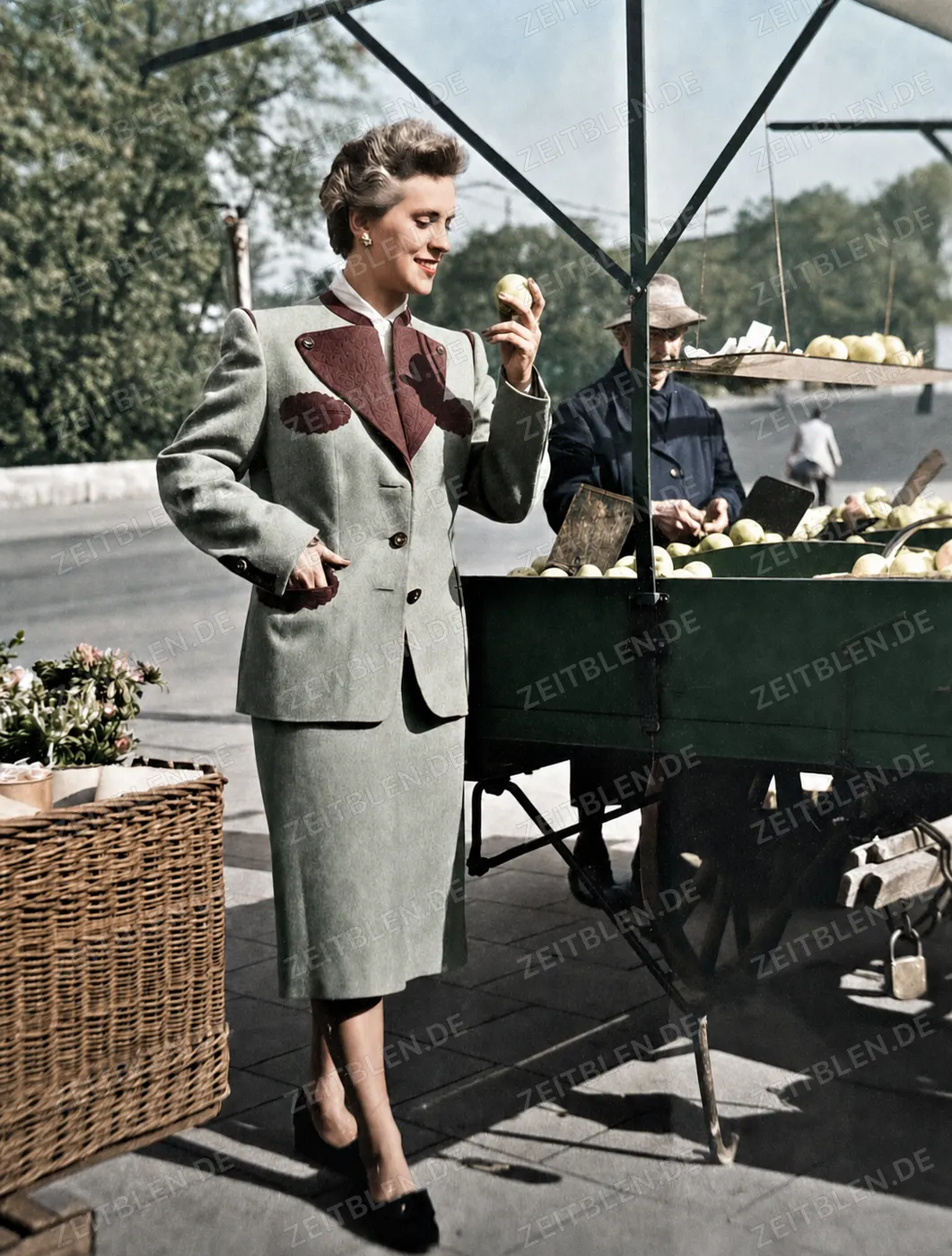 Frau am Obststand mit frischem Obst, August 1952