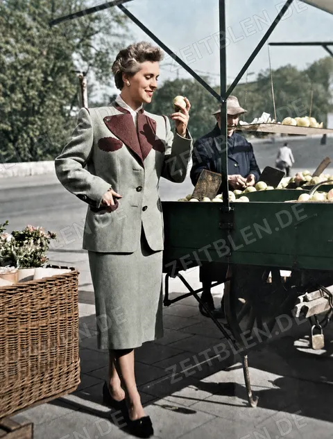 Frau am Obststand mit frischem Obst, August 1952