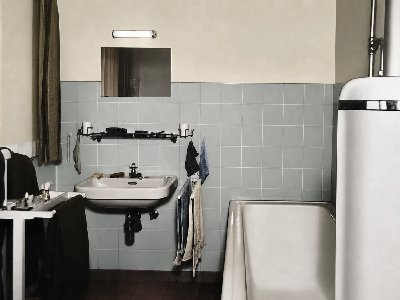 Modernes Badezimmer mit Wanne und Waschbecken, Oktober 1952