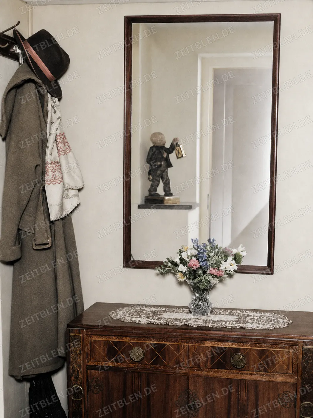 Flurgarderobe mit Spiegel in neuer Wohnung, Oktober 1952