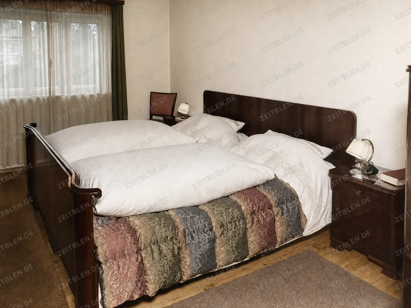 Schlafzimmer mit Doppelbett in neuer Wohnung, Oktober 1952