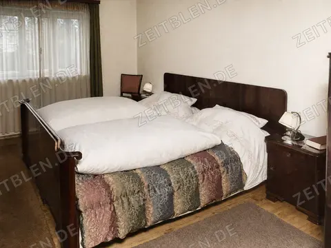 Schlafzimmer mit Doppelbett in neuer Wohnung, Oktober 1952