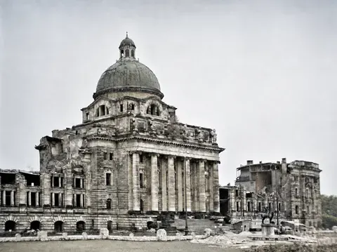 Kriegsbeschädigtes ehemaliges Armeemuseum im Hofgarten, 1951