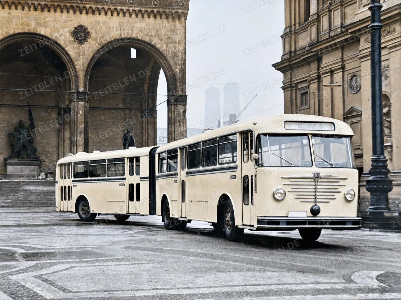 Werbebus vor der Feldherrnhalle, München 1951