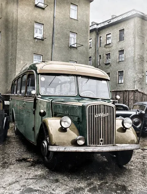 Alter Opel-Blitz-Bus beim Autohändler, 1951
