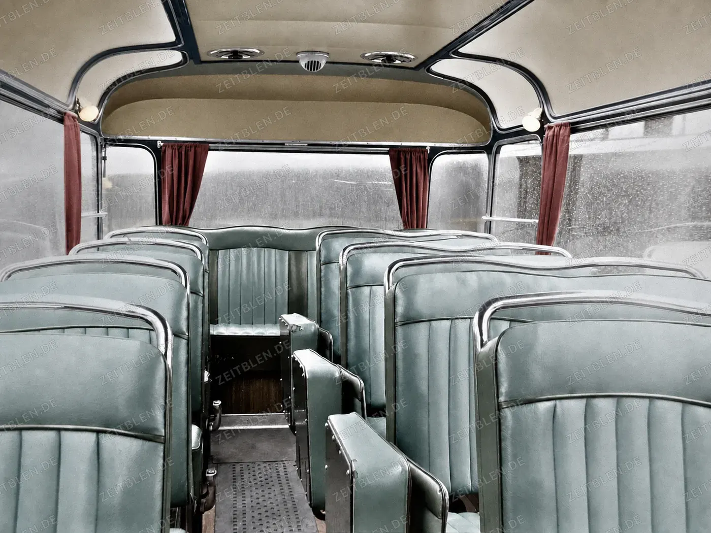 Sitzreihen in einem Opel-Blitz-Bus von Autobus Oberbayern
