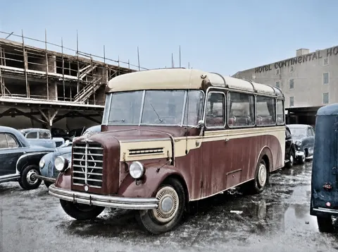 Alter Opel-Blitz-Omnibus bei einem Gebrauchtfahrzeughändler