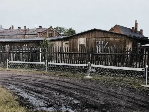 Installierter Rieger-&-Co-Drahtzaun vor Hofgebäuden