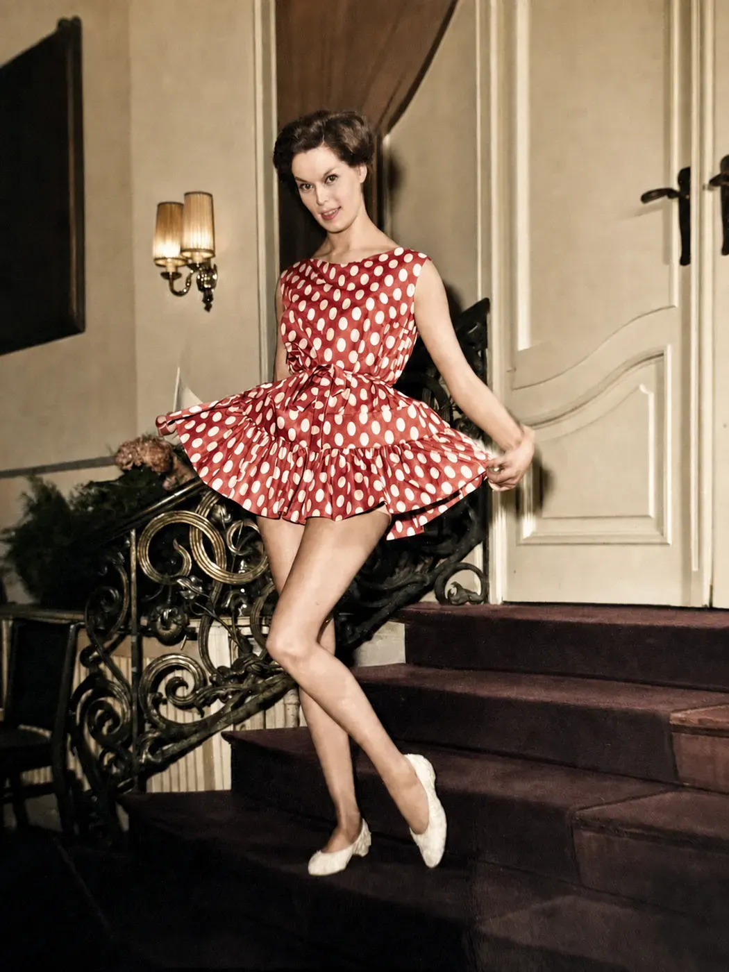 Modeaufnahme mit gepunktetem Kleid und Volantsaum