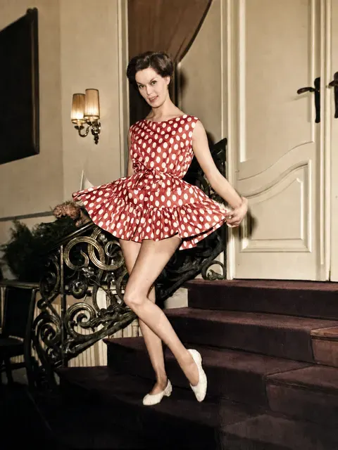 Modeaufnahme mit gepunktetem Kleid und Volantsaum