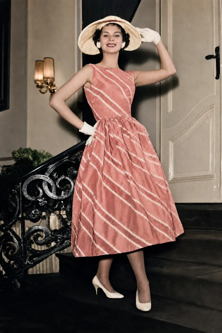 Modeaufnahme mit diagonal gestreiftem Kleid und Sonnenhut