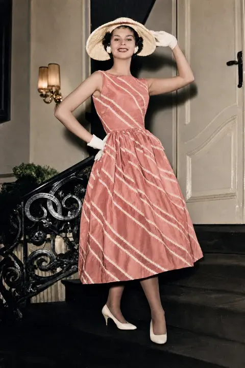 Modeaufnahme mit diagonal gestreiftem Kleid und Sonnenhut