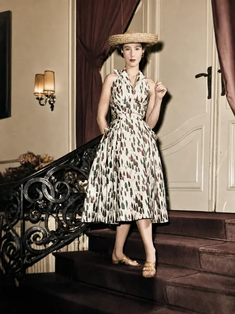Modeaufnahme mit bedrucktem Kleid und breitem Hut