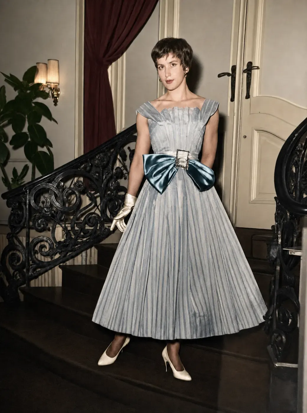 Modeschau mit plissiertem Kleid und großer Schleife