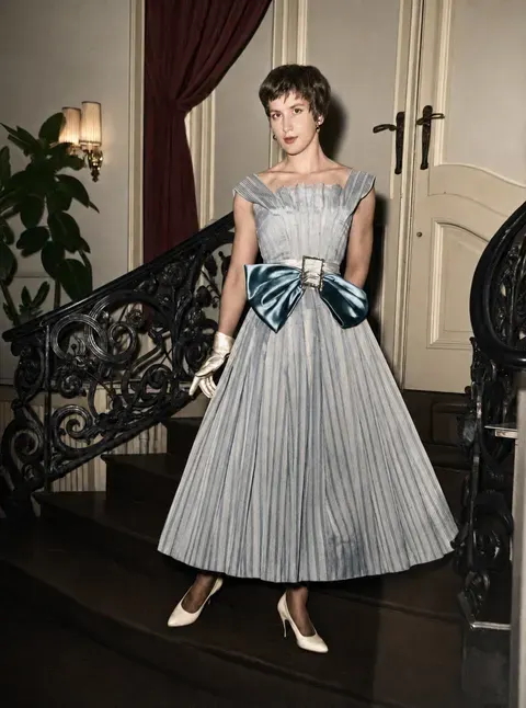 Modeschau mit plissiertem Kleid und großer Schleife