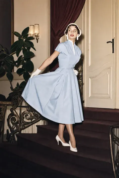 Modeaufnahme mit hellem Kleid und Stehkragen