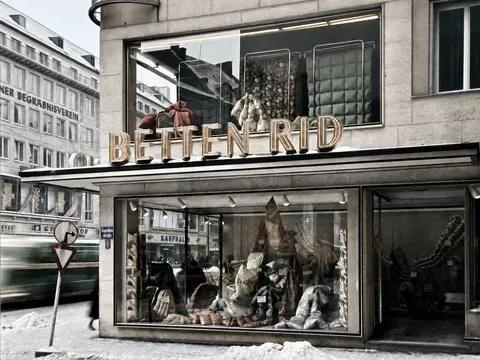 Metallbau-Arbeit am Betten-Rid-Schaufenster