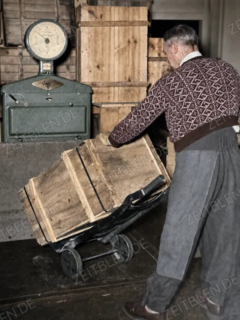 Bücherkiste auf der Waage bei MÜKO Dr. Hugendubel