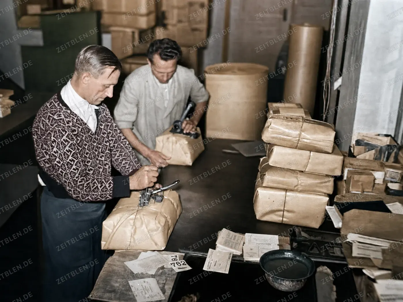Verpacken von Bücherpaketen bei MÜKO Dr. Hugendubel