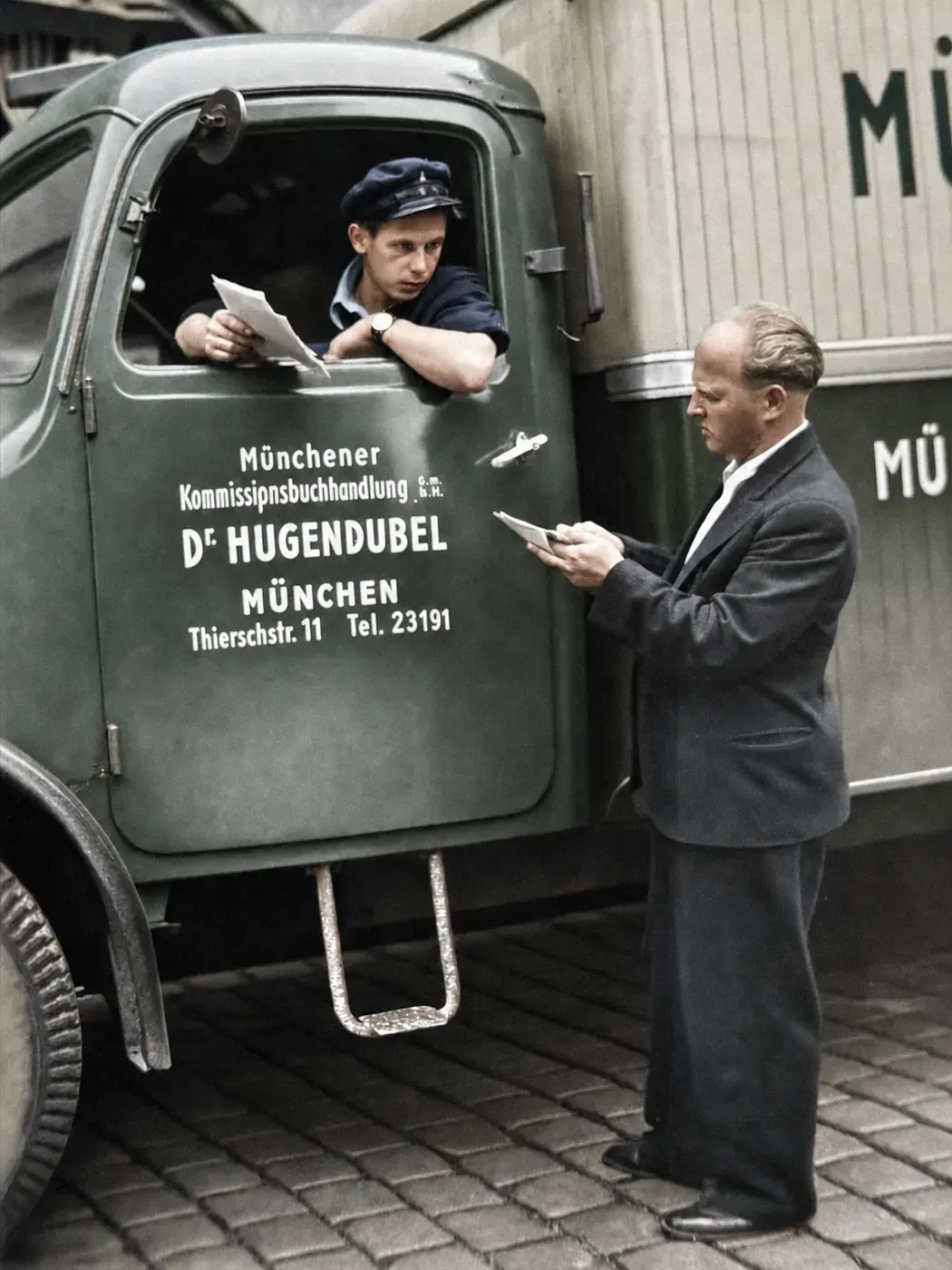 Lastwagen der Münchener Kommissionsbuchhandlung Dr. Hugendubel