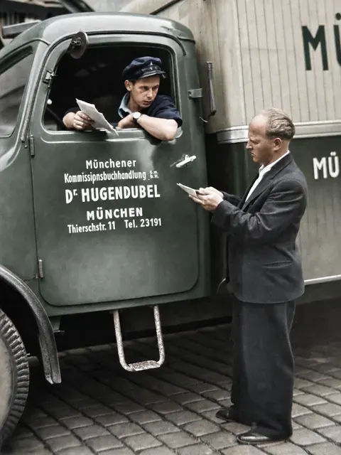 Lastwagen der Münchener Kommissionsbuchhandlung Dr. Hugendubel