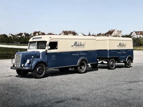 MÜKO-Lastwagen mit Bücherwagen-Anhänger