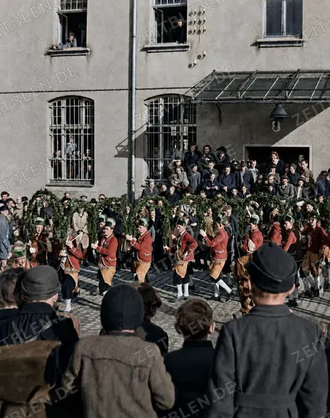 Schäfflertanz mit Musikzug und Publikum