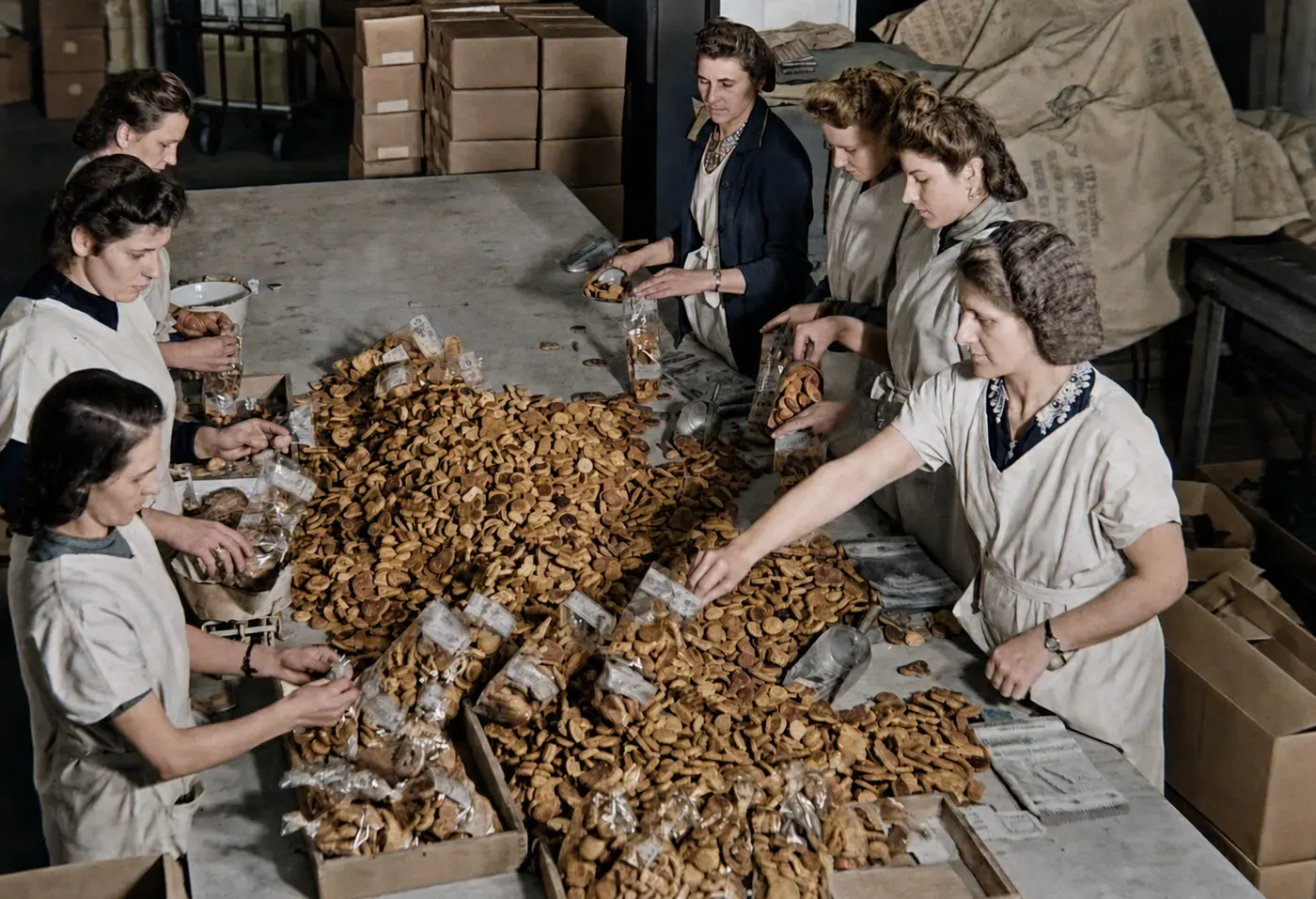 Sortier- und Verpackungstisch in der Keksfabrik
