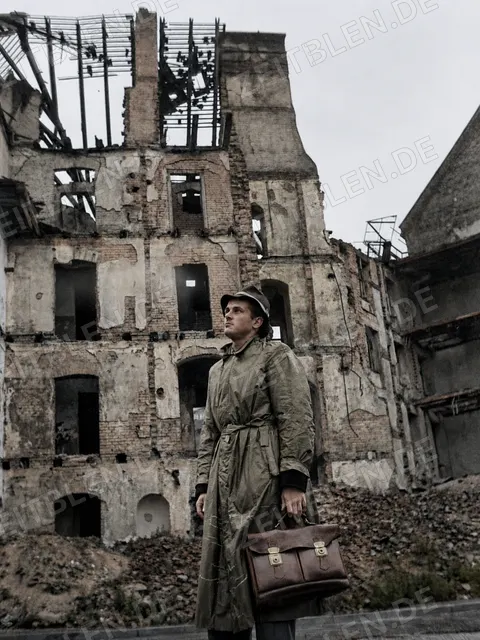 Mann vor kriegszerstörtem Gebäude in München