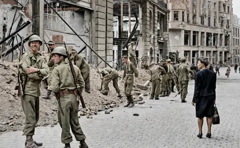 US-Soldaten in den Trümmern Münchens, 10. Juli 1945