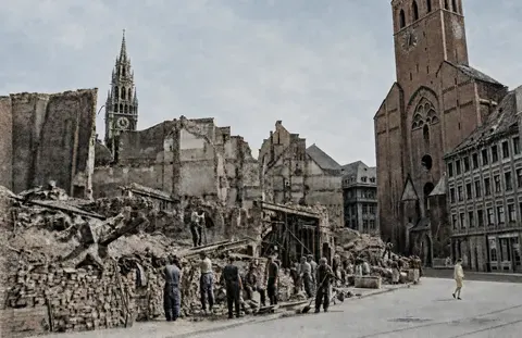 Blick über Trümmer am Rindermarkt mit St. Peter, 10. Juli 1945