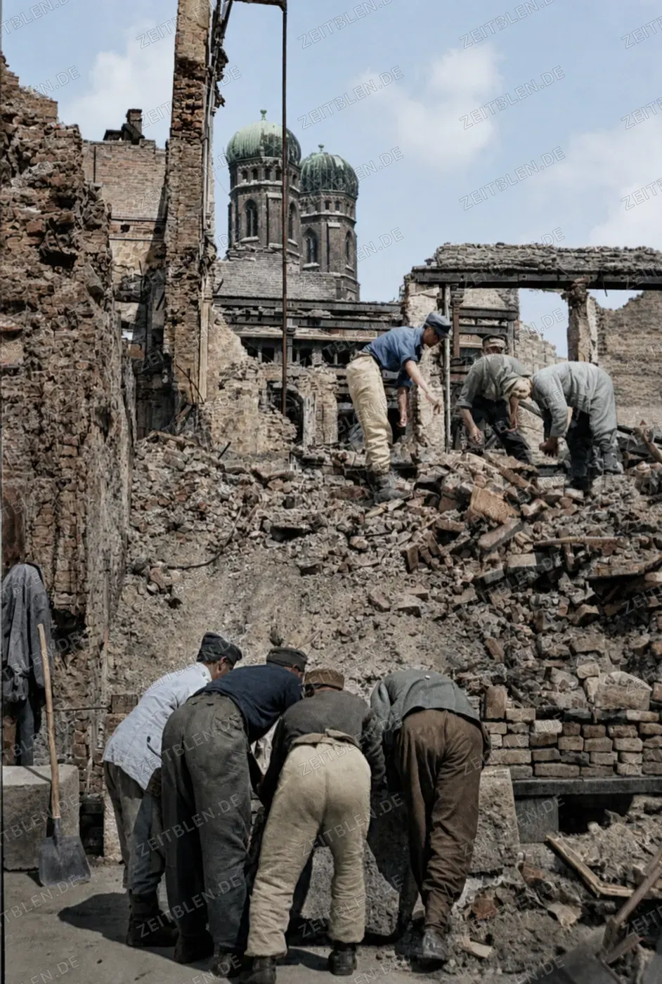 Arbeiter bei der Trümmerräumung mit Frauenkirche im Hintergrund, 10. Juli 1945