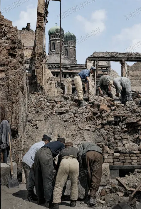 Arbeiter bei der Trümmerräumung mit Frauenkirche im Hintergrund, 10. Juli 1945