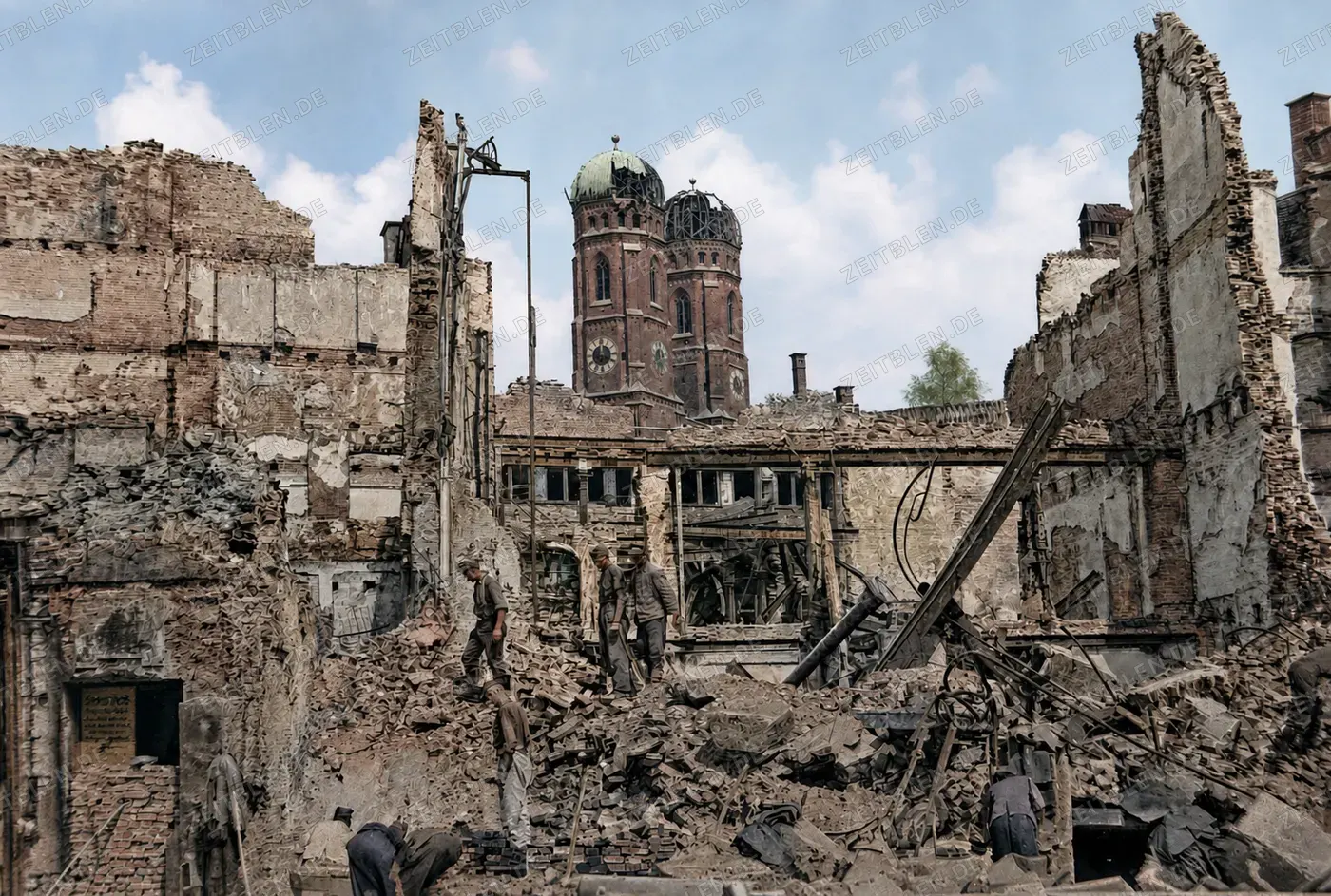 Zerstörte Altstadt am Rindermarkt mit Blick zur Frauenkirche, 10. Juli 1945
