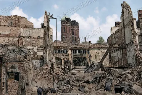 Zerstörte Altstadt am Rindermarkt mit Blick zur Frauenkirche, 10. Juli 1945