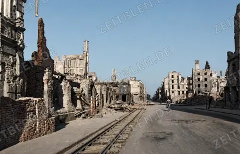 Zerstörter Münchner Straßenzug mit Straßenbahngleisen, 10. Juli 1945