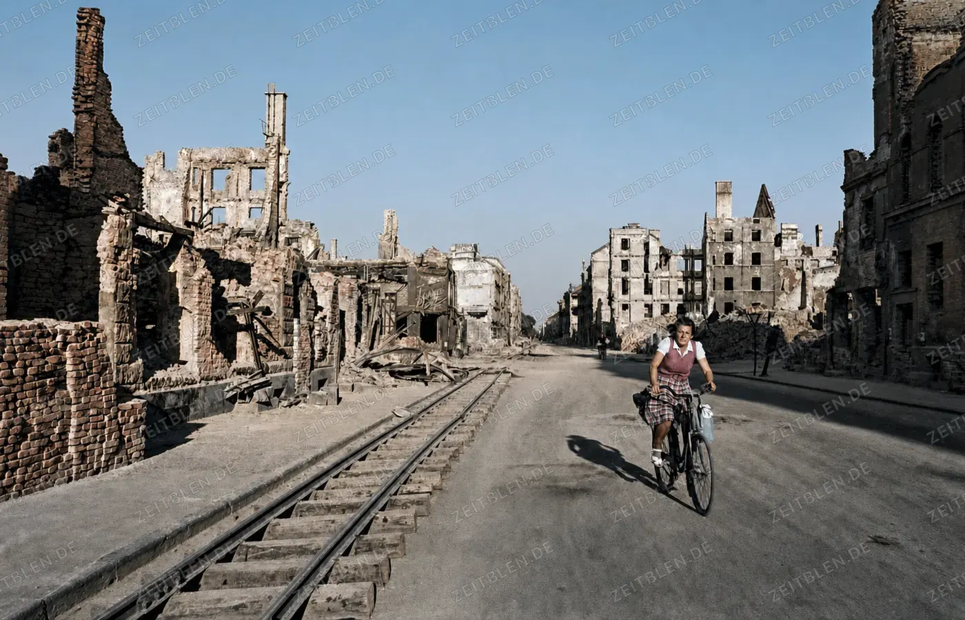Radfahrerin zwischen Münchner Ruinen, 10. Juli 1945
