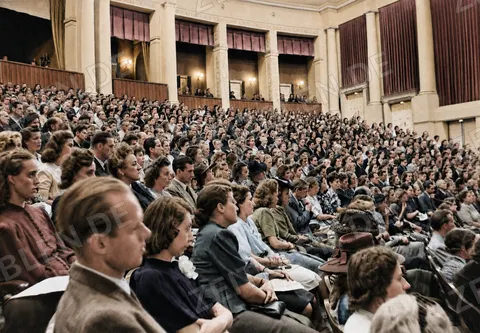 Publikum beim ersten Nachkriegskonzert der Münchner Philharmoniker