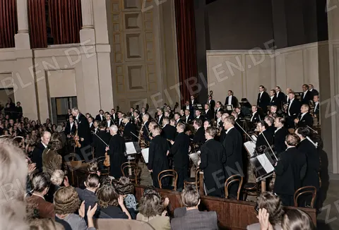 Orchester beim ersten Nachkriegskonzert der Münchner Philharmoniker