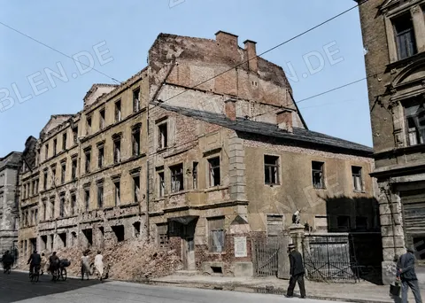 Beschädigtes Wohnhaus in München, Juli 1945