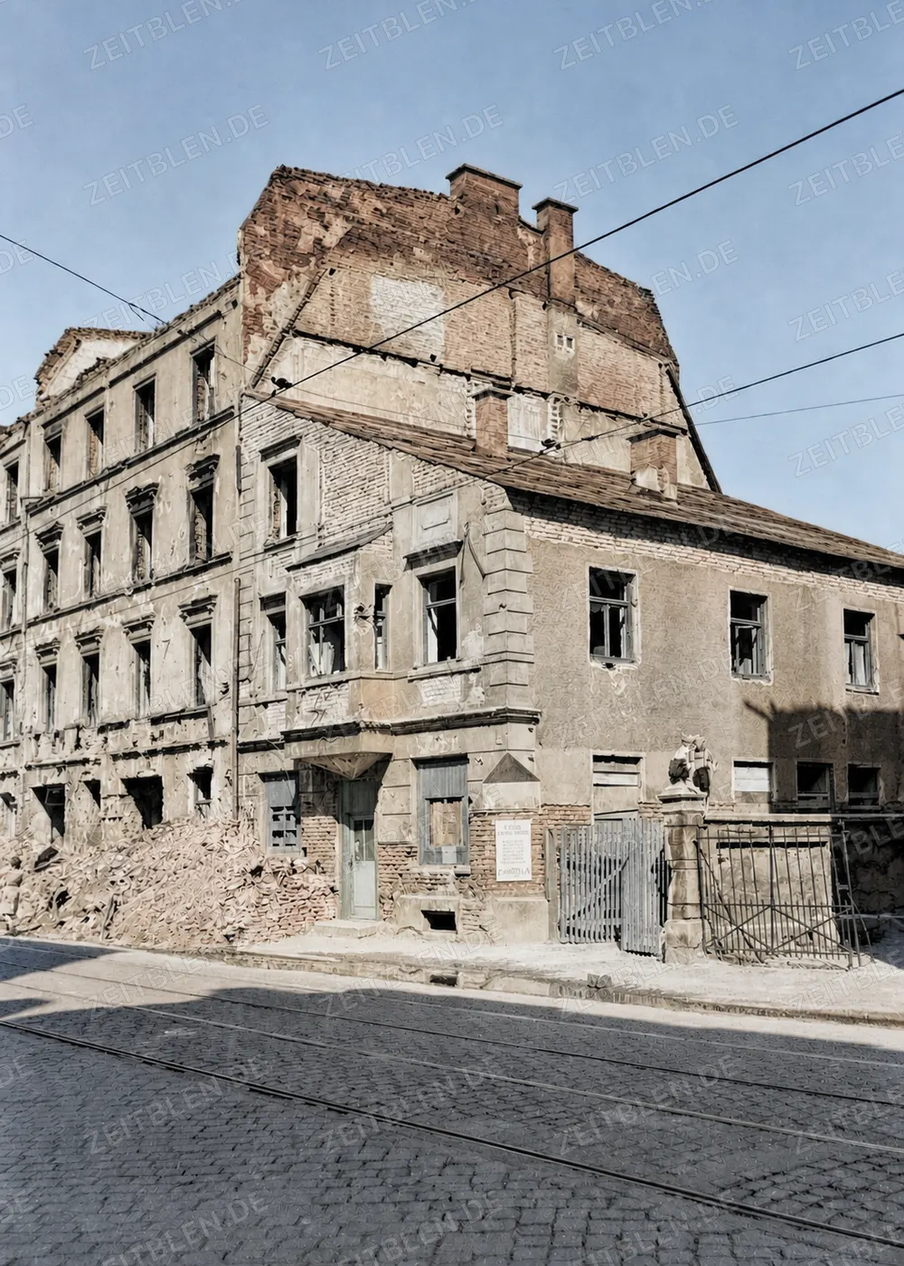 Beschädigtes Eckhaus in München, Juli 1945