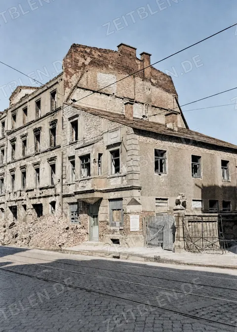 Beschädigtes Eckhaus in München, Juli 1945
