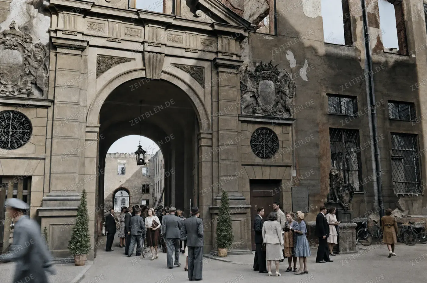 Publikum im Grottenhof der Münchner Residenz vor einem Kammerkonzert, 28. August 1945