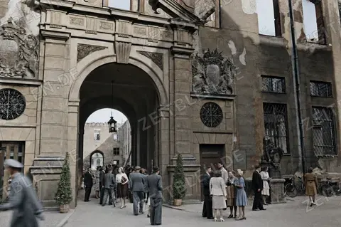 Publikum im Grottenhof der Münchner Residenz vor einem Kammerkonzert, 28. August 1945