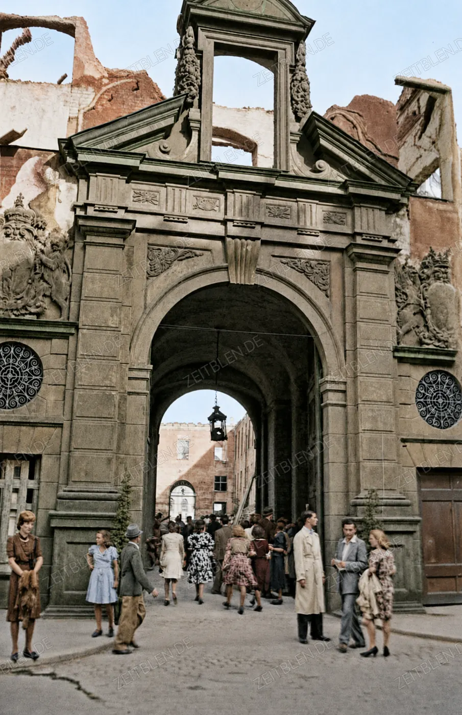 Besucher unter dem Torbogen im Grottenhof der Münchner Residenz, 28. August 1945