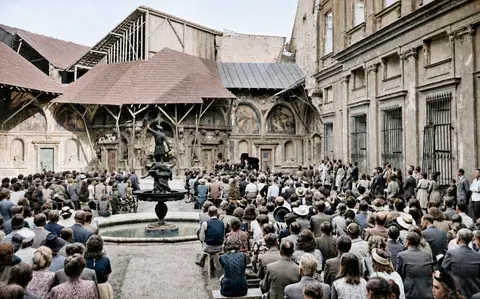 Kammerkonzert im zerstörten Grottenhof der Münchner Residenz, 28. August 1945
