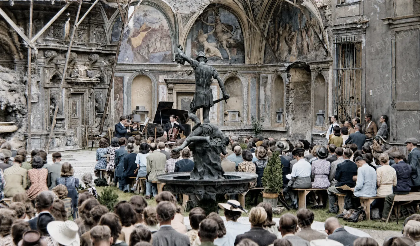 Musiker beim Kammerkonzert im Grottenhof der Münchner Residenz, 28. August 1945