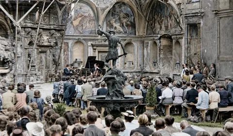 Musiker beim Kammerkonzert im Grottenhof der Münchner Residenz, 28. August 1945