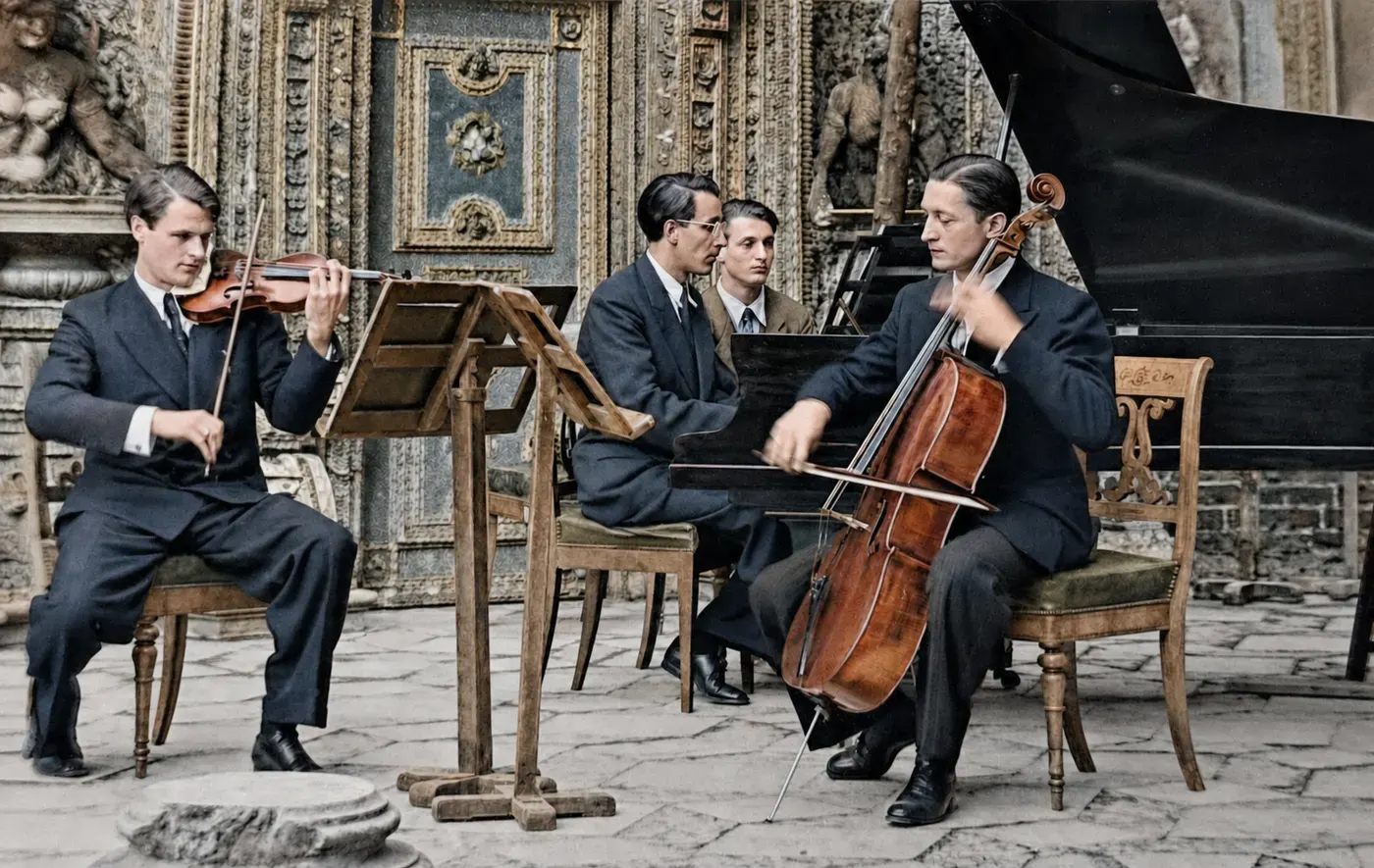 Ensemble beim Kammerkonzert im Grottenhof der Münchner Residenz, 28. August 1945