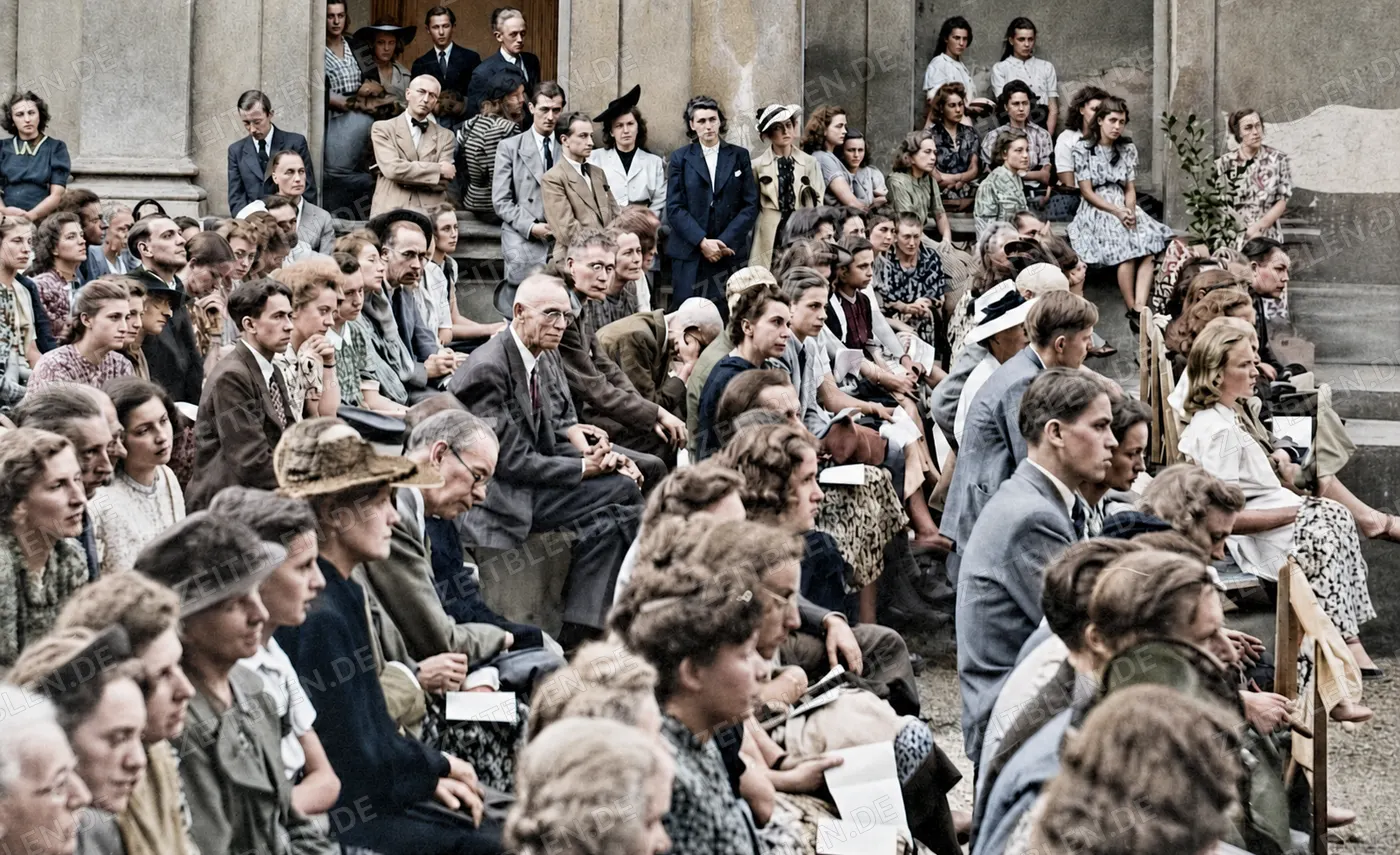 Publikum beim Kammerkonzert im Grottenhof der Muenchner Residenz, 28. August 1945